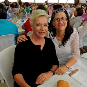 Die gasspreker, Sandra Prinsloo saam met Chrizülene van Niekerk, organiseerder van die Vrouedag (Foto: Luzaan Botha)  